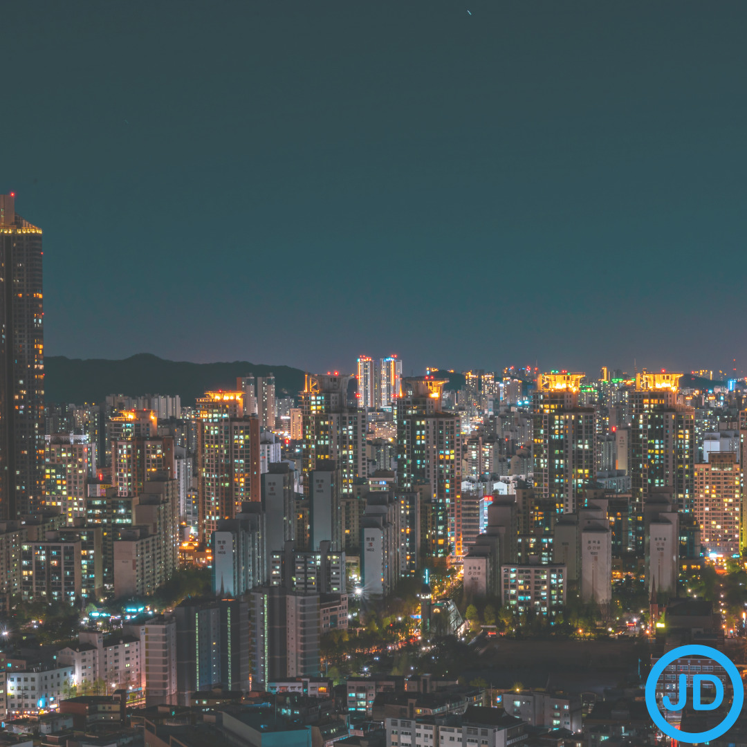전립선비대증 수술 후 보험금 청구 서류와 보장 항목을 확인하는 모습